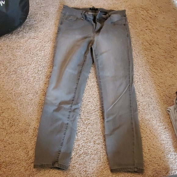 Buffalo David Bitton Denim - Gray Capri Jeans Buffalo David Bitton Denim - Gray Capri Jeans